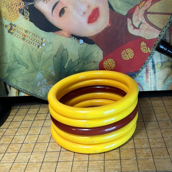 4 Creamy Yellow Acrylic 1 Carnelian Color Set 5 Bangle Bracelets 8”L EVC 70s 80s - Picture 4 of 8